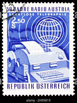 MOSCOU, RUSSIE - 24 OCTOBRE 2021 : timbre-poste imprimé en Autriche consacré au 50e anniversaire de radio Austria, vers 1974 Banque D'Images