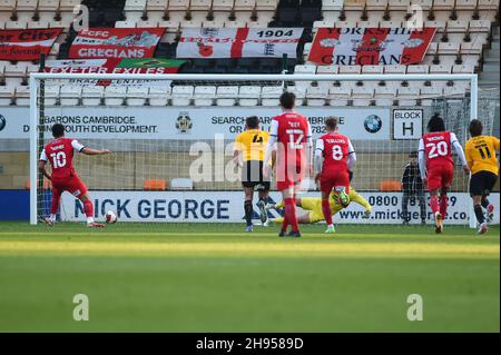 Cambridge, Royaume-Uni.04e décembre 2021.Sam Nombe (10 Exeter City) a obtenu une pénalité lors du deuxième tour de la coupe FA entre Cambridge United et Exeter City au stade R Cotages Abbey Stadium, Cambridge, Angleterre, le 4 décembre 2021.Photo de Kevin Hodgson/Prime Media Images.Crédit : Prime Media Images/Alamy Live News Banque D'Images