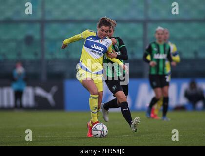 Sassuolo, Italie.04e décembre 2021.Sassuolo, Italie, décembre 4 2021 Cristiana Girelli (10 Juventus) en action pendant le jeu Serie A Femminile entre Sassuolo et Juventus femmes au Stadio Enzo Ricci à Sassuolo, Italie Michele Finessi/SPP crédit: SPP Sport Press photo./Alamy Live News Banque D'Images