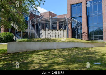 NOUVELLE-ORLÉANS, LA, États-Unis - 3 MAI 2020 : enseigne de l'Université Loyola devant le complexe de communication-musique Banque D'Images