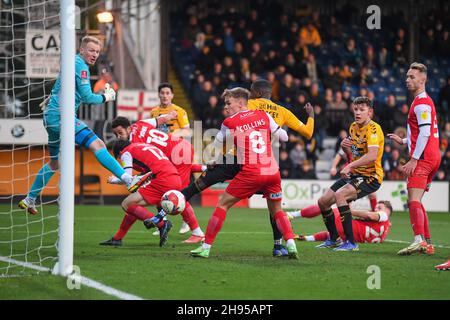 Cambridge, Royaume-Uni.04e décembre 2021.Cambridge s'approche de la tête lors du deuxième match rond de la FA Cup entre Cambridge United et Exeter City au R Costaings Abbey Stadium, Cambridge, Angleterre, le 4 décembre 2021.Photo de Kevin Hodgson/Prime Media Images.Crédit : Prime Media Images/Alamy Live News Banque D'Images