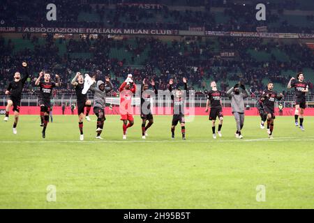 Milan, Italie.04e décembre 2021.Les joueurs de l'AC Milan fêtent après avoir remporté la série Un match entre l'AC Milan et nous Salernitana au Stadio Giuseppe Meazza le 4 décembre 2021 à Milan, Italie.Credit: Marco Canoniero / Alamy Live News Banque D'Images