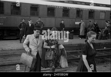 Varsovie, 1947-07-29.Zespo³u Mosiejewa na dworcu kolejowym Warszawa Gdañska przez przedstawicieli ambasady Zwi¹zku Radzieckiego, Zarz¹du G³ównego Towarzystwa PrzyjaŸni Polsko-Radzieckiej i Komitetu S³owiañskiego. wb/gr PAPVarsovie, le 29 juillet 1947.Bienvenue au groupe Mosiejew, qui se présente au Festival mondial de la jeunesse démocratique de Prague, à la gare de Warszawa Gdanska, par les délégués de : l'ambassade de l'Union soviétique, la Société d'amitié polonaise-soviétique et le Comité slave. wb/gr PAP Banque D'Images