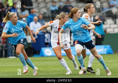 Courtnee Vine et Remy Siemsen du FC Sydney gardant un œil sur le ballon qui se dirige vers eux lors du match De football A-League entre le FC Sydney et les Jets Newcastle le 4 décembre 2021 au stade Netstrata Jubilee à Sydney, en Australie Banque D'Images