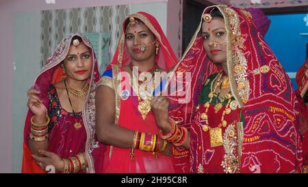 21 novembre 2021 Reengus, Rajasthan, Inde.De belles femmes indiennes regardant l'appareil photo dans une cérémonie de mariage dans des robes traditionnelles. Banque D'Images