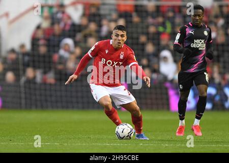 NOTTINGHAM, GB.4 DÉCEMBRE Braian Ojeda de Nottingham Forest en action pendant le match de championnat Sky Bet entre Nottingham Forest et Peterborough au City Ground, Nottingham, le samedi 4 décembre 2021.(Credit: Jon Hobley | MI News) Credit: MI News & Sport /Alay Live News Banque D'Images