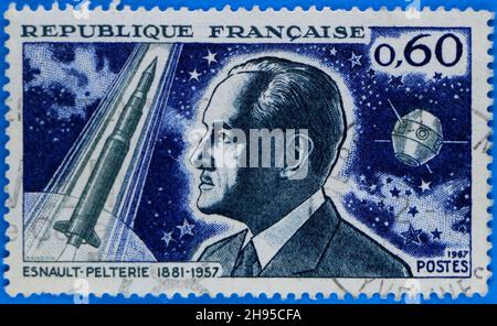 Photo d'un timbre-poste bleu français de 1967 commémorant le concepteur d'avions et le théoricien de l'envol Robert Esnault-Pelterie Banque D'Images