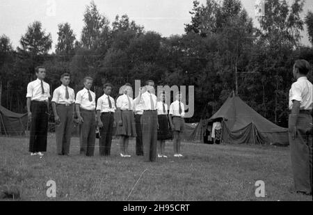 Karpacz, 1947-08.Letni obóz kieleckiej m³odzie¿y ze Zwi¹zku Walki M³odych na Ziemiach Odzyskanch.NZ. apel. wb/gr PAP Dok³adny dzieñ wydarzenia nieustalony.Karpacz, août 1947.Un camp d'été de l'Union des jeunes combattants dans les territoires récupérés.Photo : appel en roulis. wb/gr PAP Banque D'Images