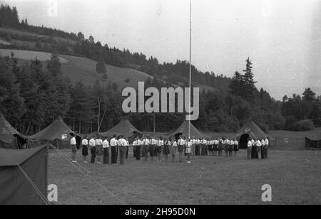 Karpacz, 1947-08.Letni obóz kieleckiej m³odzie¿y ze Zwi¹zku Walki M³odych na Ziemiach Odzyskanch.NZ. apel. wb/gr PAP Dok³adny dzieñ wydarzenia nieustalony.Karpacz, août 1947.Un camp d'été de l'Union des jeunes combattants dans les territoires récupérés.Photo : appel en roulis. wb/gr PAP Banque D'Images