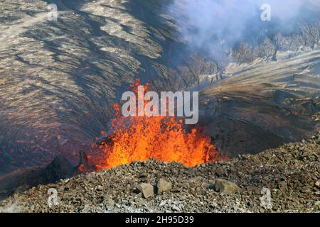 Kapoho, États-Unis d'Amérique.04 octobre 2021.Une fontaine de lave est émervelée par l'évent ouest sur la base et le mur ouest de Halemaumau, au sommet de Kilauea à l'intérieur du parc national des volcans d'Hawaï, le 4 octobre 2021 à Kapok, Hawaï.La fonderie de lave à plusieurs endroits de fissure sur la base et la paroi ouest du cratère a continué, et un lac de lave est en croissance dans le cratère volcanique.Credit: Matthew Patrick/USGS/Alamy Live News Banque D'Images