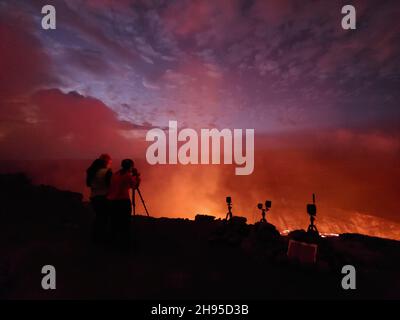 Kapoho, États-Unis d'Amérique.30 septembre 2021.Les scientifiques de l'USGS Hawaiian Volcano Observatory surveillent la nouvelle éruption à Halemaumau, au sommet de Kilauea à l'intérieur du parc national des volcans d'Hawaï, le 30 septembre 2021 à Kapok, Hawaï.La fonderie de lave à plusieurs endroits de fissure sur la base et la paroi ouest du cratère a continué, et un lac de lave est en croissance dans le cratère volcanique.Crédit : Kendra Lynn/USGS/Alay Live News Banque D'Images