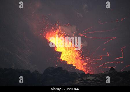 Kapoho, États-Unis d'Amérique.30 septembre 2021.Une nouvelle éruption dans Halemaumau, au sommet de Kilauea à l'intérieur du parc national des volcans d'Hawaï, 30 septembre 2021 à Kapok, Hawaï.La fonderie de lave à plusieurs endroits de fissure sur la base et la paroi ouest du cratère a continué, et un lac de lave est en croissance dans le cratère volcanique.Crédit : Kendra Lynn/USGS/Alay Live News Banque D'Images