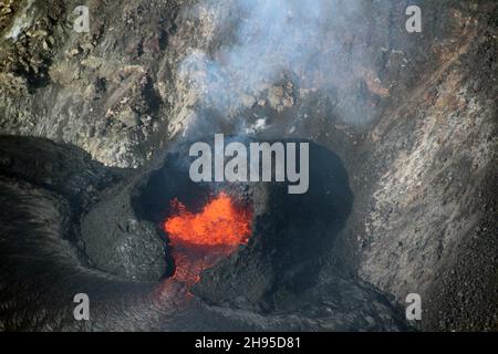 Kapoho, États-Unis d'Amérique.15 octobre 2021.Vue sur l'évent ouest pendant l'éruption dans Halemaumau, au sommet de Kilauea dans le parc national des volcans d'Hawaï, 15 octobre 2021 à Kapok, Hawaï.La fonderie de lave à plusieurs endroits de fissure sur la base et la paroi ouest du cratère a continué, et un lac de lave est en croissance dans le cratère volcanique.Crédit : Natalia Deligne/USGS/Alay Live News Banque D'Images