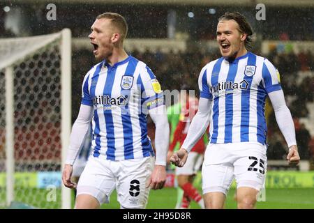 Lewis O'Brien (à gauche), de Huddersfield Town, célèbre le premier but de son côté lors du match du championnat Sky Bet à Oakwell, Barnsley.Date de la photo: Samedi 4 décembre 2021. Banque D'Images