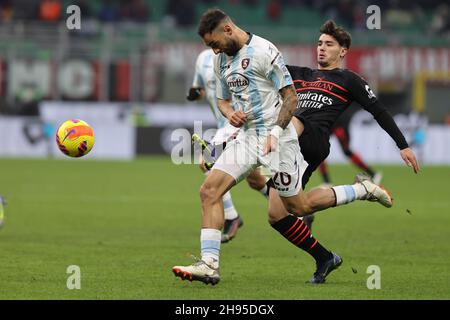 Brahim Diaz de l'AC Milan combat pour le ballon contre Grigoris Kastanos de l'US Salernitana 1919 lors de la série Un match de football 2021/22 entre l'AC Milan et l'US Salernitana 1919 au stade Giuseppe Meazza, Milan, Italie, le 04 décembre 2021 Banque D'Images