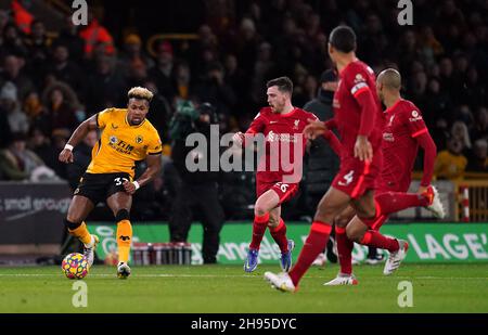 Adama Traore de Wolverhampton Wanderers en action alors que Andrew Robertson de Liverpool le plaça pendant le match de la Premier League au stade Molineux, Wolverhampton.Date de la photo: Samedi 4 décembre 2021. Banque D'Images