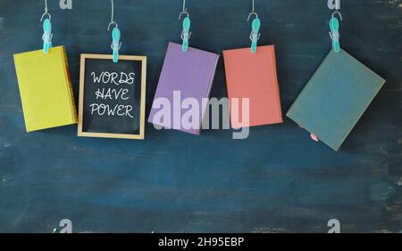 Concept d'éducation et de lecture, livres suspendus, tableau noir et mots de slogan ont le pouvoir Banque D'Images