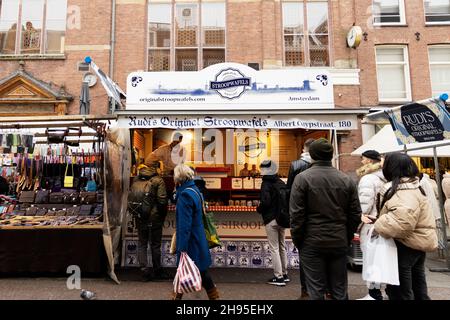 Les clients qui passent une journée d'hiver au stand original de Rudi Stroopwafels au marché Albert Cuyp à Amsterdam, aux pays-Bas. Banque D'Images