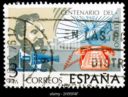 MOSCOU, RUSSIE - 24 OCTOBRE 2021 : le timbre-poste imprimé en Espagne montre Alexander Graham Bell (1847-1922) et l'équipement téléphonique, Centenaire du te Banque D'Images
