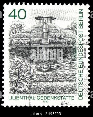MOSCOU, RUSSIE - 24 OCTOBRE 2021: Timbre-poste imprimé en Allemagne montre le Mémorial de Lilienthal, Berlin Lichterfelde, Berlin Views (3e série) série, c Banque D'Images