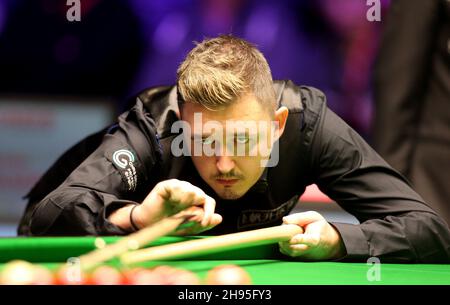 4 décembre 2021 ; York Barbican, York, Angleterre.Demi-finales du tournoi de Snooker au Royaume-Uni ; Kyran Wilson en jeu contre Luca Brecel Credit: Action plus Sports Images/Alay Live News Banque D'Images