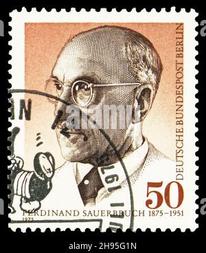 MOSCOU, RUSSIE - 24 OCTOBRE 2021 : le timbre-poste imprimé en Allemagne montre le Professeur Ferdinand Sauerbruch (1875-1951), série du 100e anniversaire, vers 1975 Banque D'Images