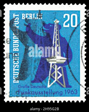 MOSCOU, RUSSIE - 24 OCTOBRE 2021: Timbre-poste imprimé en Allemagne montre l'ours de Berlin, tour de radio, exposition de radio allemande, série de Berlin, vers 1963 Banque D'Images