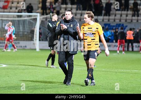 Cambridge, Royaume-Uni.04e décembre 2021.Mark Bonner (directeur de Cambridge United) félicite les fans à la fin du match le deuxième tour de la FA Cup entre Cambridge United et Exeter City au R coings Abbey Stadium, Cambridge, Angleterre, le 4 décembre 2021.Photo de Kevin Hodgson/Prime Media Images.Crédit : Prime Media Images/Alamy Live News Banque D'Images