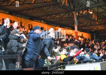 Cambridge, Royaume-Uni.04e décembre 2021.Les fans de Cambridge fêtent leur victoire à la fin du match du deuxième tour de la FA Cup entre Cambridge United et Exeter City au R Costaings Abbey Stadium, Cambridge, Angleterre, le 4 décembre 2021.Photo de Kevin Hodgson/Prime Media Images.Crédit : Prime Media Images/Alamy Live News Banque D'Images