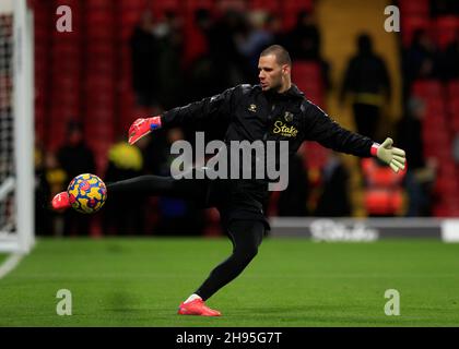 Vicarage Road, Watford, Herts, Royaume-Uni.4 décembre 2021.Premier League football, Watford contre Manchester City; gardien de but Daniel Bachmann de Watford Warming UP Credit: Action plus Sports/Alay Live News Banque D'Images