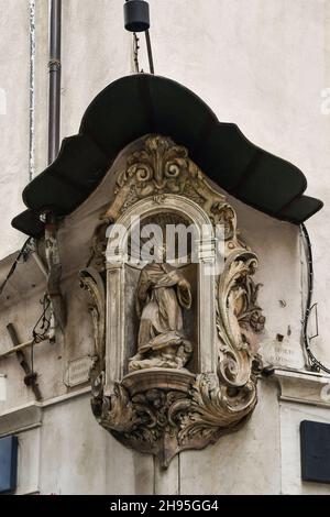 Vue rapprochée de l'ancien temple votif de Saint Antoine de Padoue, au coin de la rue via degli Orefici, dans le centre historique de Gênes, Ligurie, Italie Banque D'Images