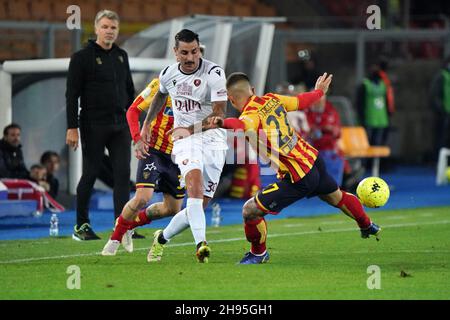 Lecce, Italie.04e décembre 2021.Adriano Montalto (Reggina 1914) et Gabriel Strefezza (US Lecce) pendant US Lecce vs Reggina 1914, match de football italien série B à Lecce, Italie, décembre 04 2021 crédit: Agence de photo indépendante/Alamy Live News Banque D'Images