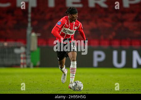 EINDHOVEN, PAYS-BAS - DÉCEMBRE 4: Noni Madueke de PSV pendant le match néerlandais Eredivisie entre PSV et FC Utrecht au Philips Stadion le 4 décembre 2021 à Eindhoven, pays-Bas (photo de Broer van den Boom/Orange Pictures) Credit: Orange pics BV/Alay Live News Banque D'Images