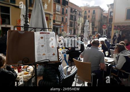 Palma, Espagne.04e décembre 2021.Vous pourrez vous asseoir sur les terrasses extérieures du centre-ville de Palma de Majorque.Pour visiter des bars, des restaurants et d'autres établissements d'une capacité de plus de 50 personnes, un certificat de vaccination ou de convalescence ou un résultat de test négatif doit être présenté depuis 04.12.2021.Credit: Clara Margais/dpa/Alay Live News Banque D'Images