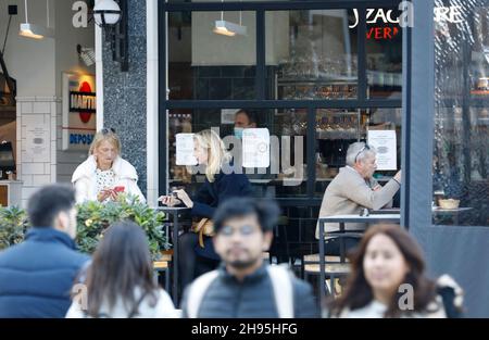 Palma, Espagne.04e décembre 2021.Les clients de Majorque montrent leur « passeport Covid » pour entrer dans un restaurant.Pour visiter des bars, des restaurants et d'autres établissements d'une capacité de plus de 50 personnes, un certificat de vaccination ou de convalescence ou un résultat de test négatif doit être présenté depuis 04.12.2021.Credit: Clara Margais/dpa/Alay Live News Banque D'Images