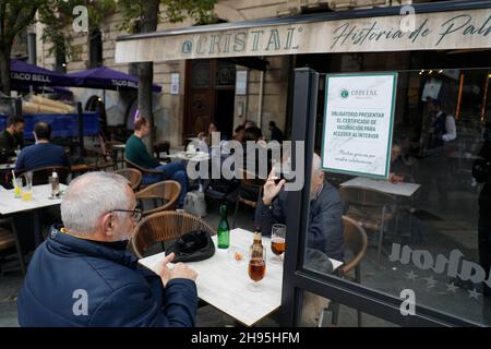 Palma, Espagne.04e décembre 2021.Vous pourrez vous asseoir sur les terrasses extérieures du centre-ville de Palma de Majorque.Pour visiter des bars, des restaurants et d'autres établissements d'une capacité de plus de 50 personnes, un certificat de vaccination ou de convalescence ou un résultat de test négatif doit être présenté depuis 04.12.2021.Credit: Clara Margais/dpa/Alay Live News Banque D'Images