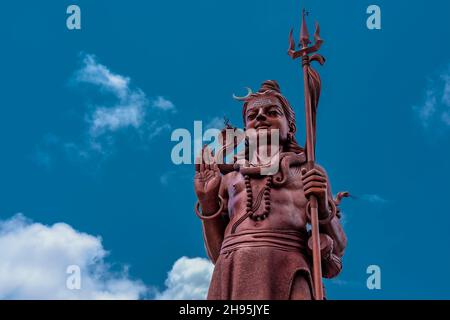 Statue de Shiva au temple de Grand bassin, le plus haut temple de Shiva au monde, il mesure 33 mètres.Temples hindous importants de Maurice.Photo de haute qualité Banque D'Images