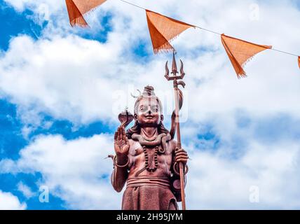 Statue de Shiva au temple de Grand bassin, le plus haut temple de Shiva au monde, il mesure 33 mètres.Temples hindous importants de Maurice.Photo de haute qualité Banque D'Images