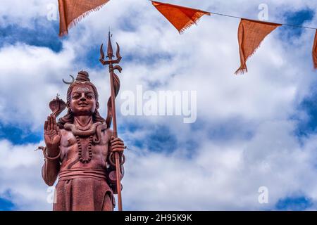 Statue de Shiva au temple de Grand bassin, le plus haut temple de Shiva au monde, il mesure 33 mètres.Temples hindous importants de Maurice.Photo de haute qualité Banque D'Images