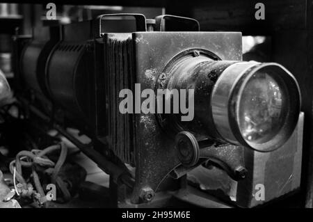 Gros plan d'un ancien appareil photo en niveaux de gris Banque D'Images