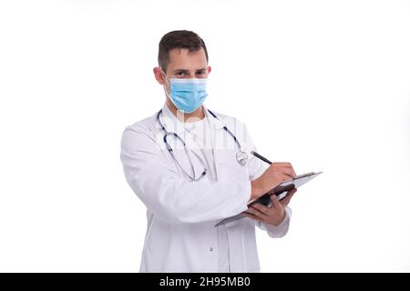 Médecin Homme écrivant dans le presse-papiers portant un masque médical isolé.Médecin travaillant avec le presse-papiers.Comecial, Shopping, Publicité concept Banque D'Images