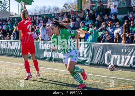 Séville, Espagne.04e décembre 2021.Mari Paz (10) de Real Betis femmes vues pendant le match Primera Iberdrola entre Real Betis femmes et Sevilla FC femmes à Ciudad Deportiva Luis del sol à Séville.(Crédit photo: Mario Diaz Rasero crédit: Gonzales photo/Alamy Live News Banque D'Images