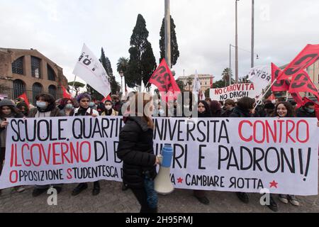 Rome, Italie.04e décembre 2021.Rome 04 décembre 2021, démonstration organisée par Cobas, Adl, si Cobas, SGB, USB,USI et d'autres entreprises du secteur contre le gouvernement de Mario Draghi.La manifestation syndicale a été appelée « pas de jour Draghi » et se tiendra sur plusieurs places italiennes tout au long de la journée.Crédit : Agence photo indépendante/Alamy Live News Banque D'Images