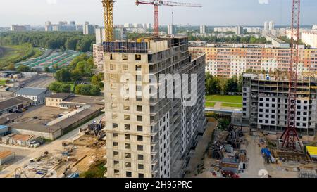 De nouveaux immeubles d'appartements en hauteur sont en construction.Photo aérienne le soir ensoleillé Banque D'Images