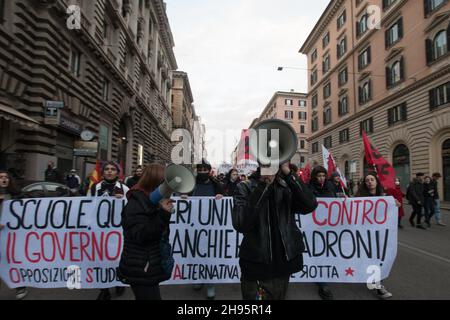 Rome, Italie.04e décembre 2021.Rome 04 décembre 2021, démonstration organisée par Cobas, Adl, si Cobas, SGB, USB,USI et d'autres entreprises du secteur contre le gouvernement de Mario Draghi.La manifestation syndicale a été appelée « pas de jour Draghi » et se tiendra sur plusieurs places italiennes tout au long de la journée.Crédit : Agence photo indépendante/Alamy Live News Banque D'Images