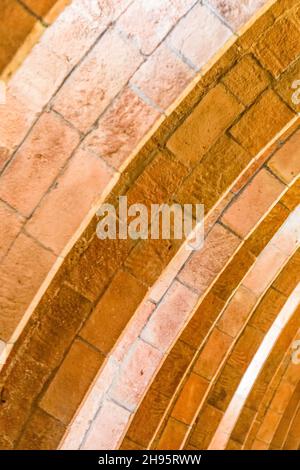 Structure en brique dans le grenier de la Casa Batllo d'Antoni Gaudi à utiliser comme fond ou texture Banque D'Images