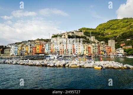 Ville de Portovenere près des Cinque Terre en Italie avec bateau en premier plan Banque D'Images