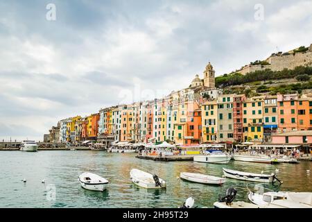 Ville de Portovenere près des Cinque Terre en Italie avec bateau en premier plan Banque D'Images