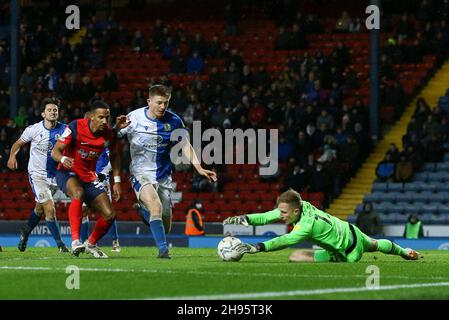 Blackburn, Royaume-Uni.04e décembre 2021.Blackburn Rovers gardien de but Aynsley Pears fait une économie.Match de championnat EFL Skybet, Blackburn Rovers v Preston North End au parc Ewood à Blackburn le samedi 4 décembre 2021. Cette image ne peut être utilisée qu'à des fins éditoriales.Utilisation éditoriale uniquement, licence requise pour une utilisation commerciale.Aucune utilisation dans les Paris, les jeux ou les publications d'un seul club/ligue/joueur.pic par Chris Stading/Andrew Orchard sports Photography/Alamy Live News crédit: Andrew Orchard sports Photography/Alamy Live News Banque D'Images