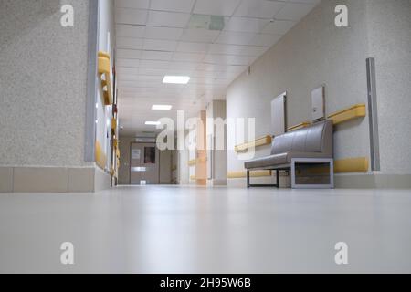 Vide long couloir d'hôpital blanc, personne Banque D'Images